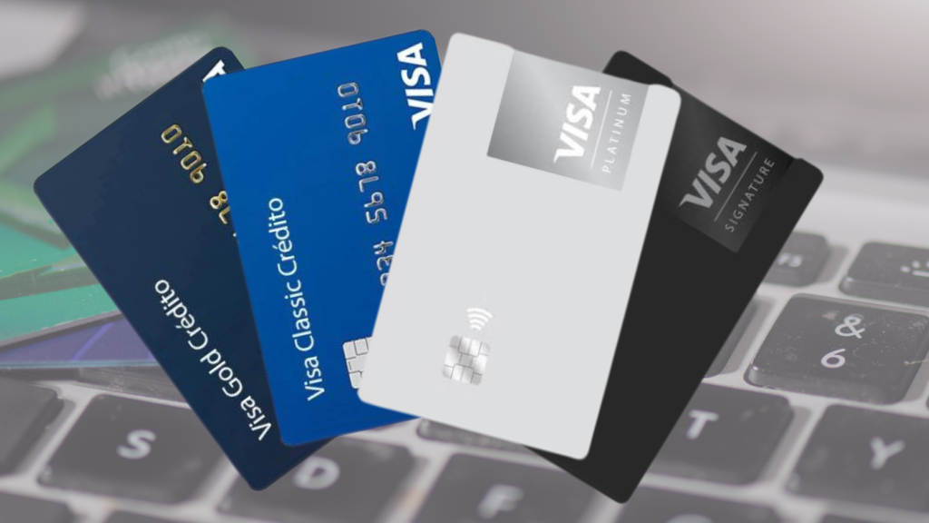 Cuatro tarjetas de credito VISA diferentes apiladas en acordeon