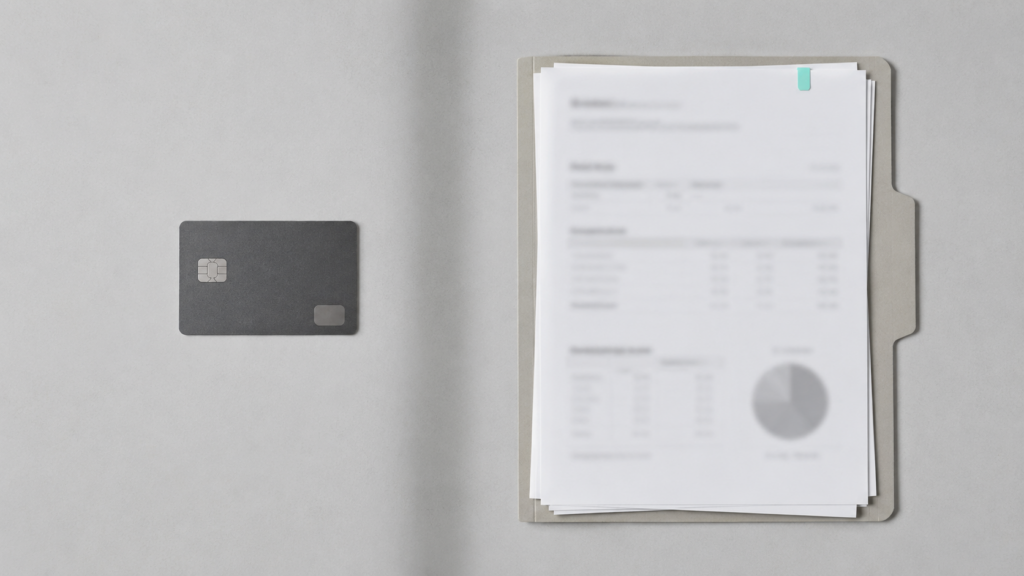 Tarjeta de crédito y carpeta de trámite bancario comparadas sobre una mesa
